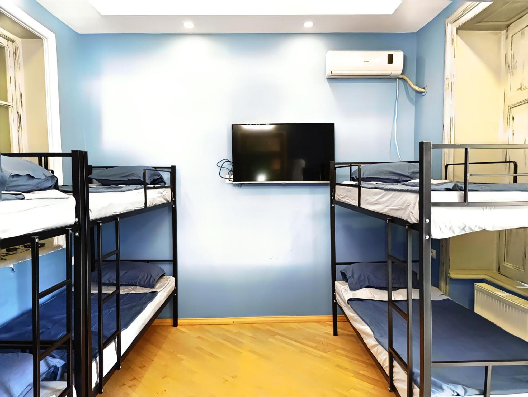 J Square Hostel Tbilisi Ngoại thất bức ảnh