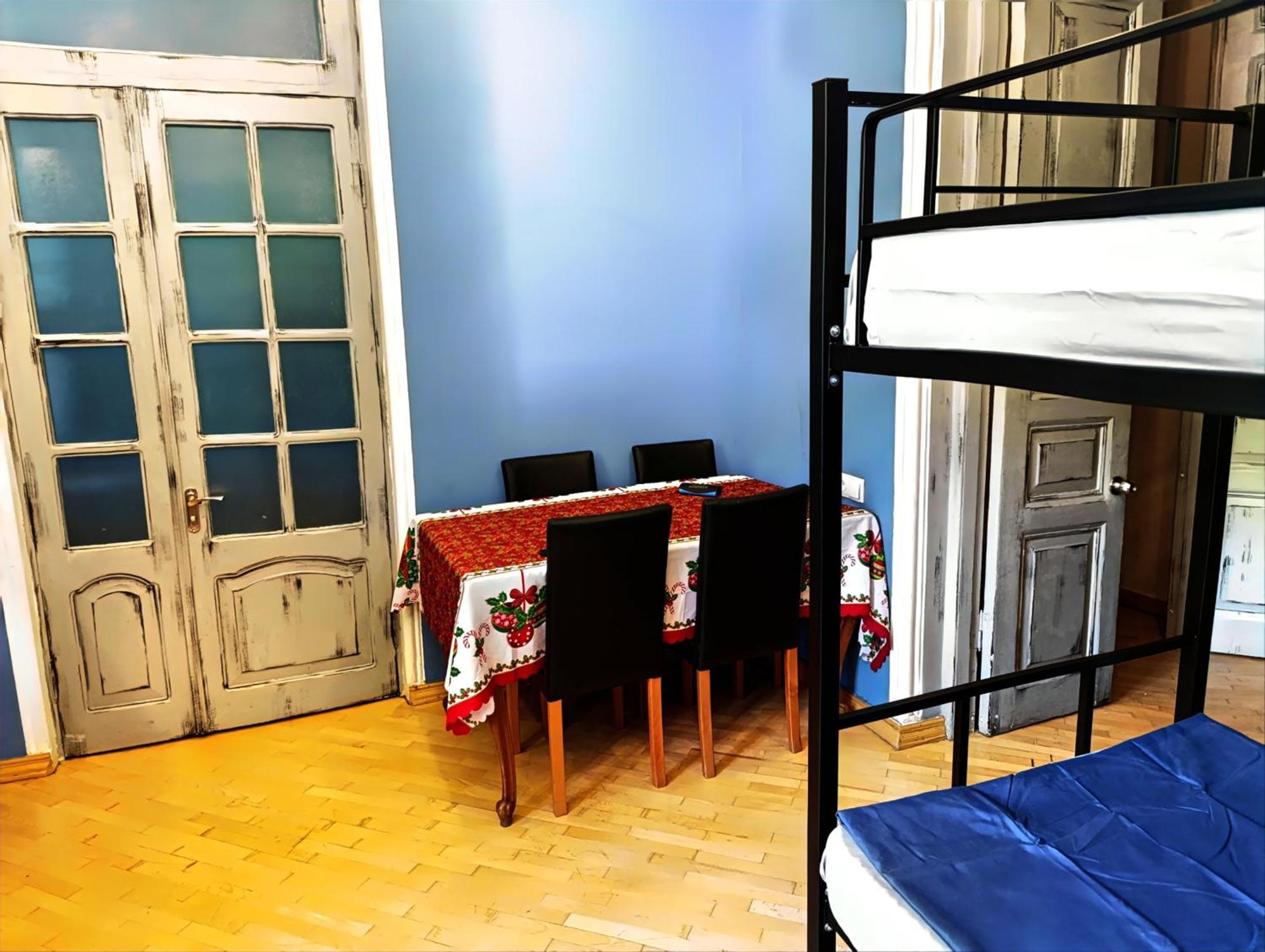 J Square Hostel Tbilisi Ngoại thất bức ảnh