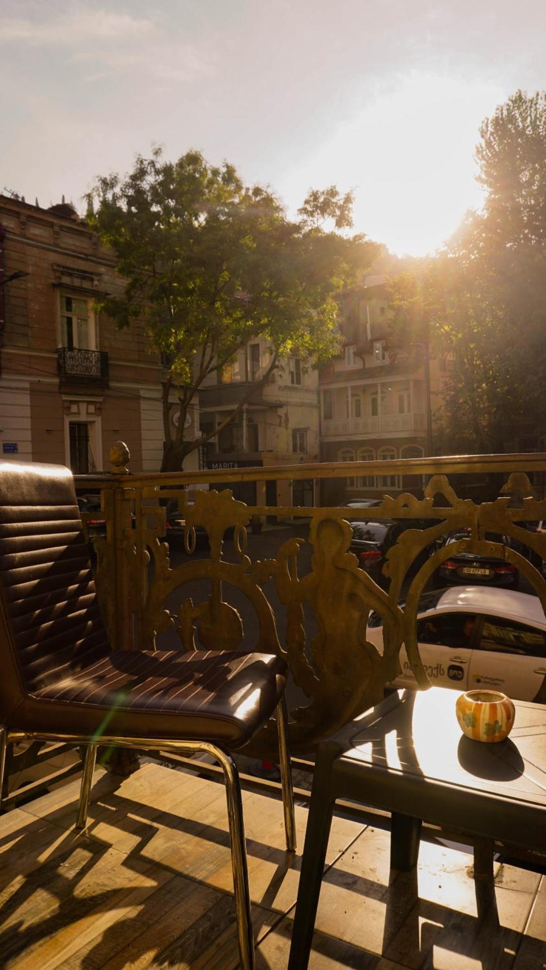 J Square Hostel Tbilisi Ngoại thất bức ảnh