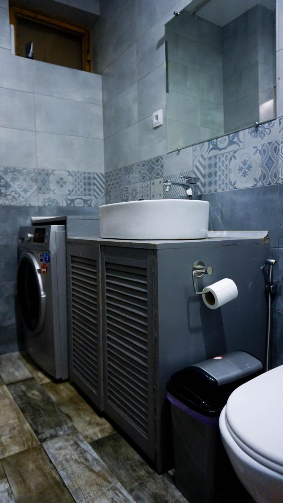 J Square Hostel Tbilisi Ngoại thất bức ảnh